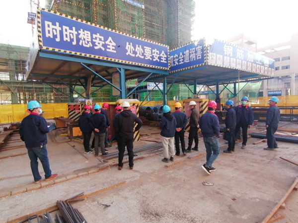 公司高管帶隊觀摩標(biāo)準(zhǔn)化工地 公司高管帶隊觀摩標(biāo)準(zhǔn)化工地