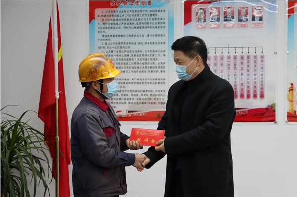 集團(tuán)公司黨委委員、副總經(jīng)理胡新付到公司走訪慰問