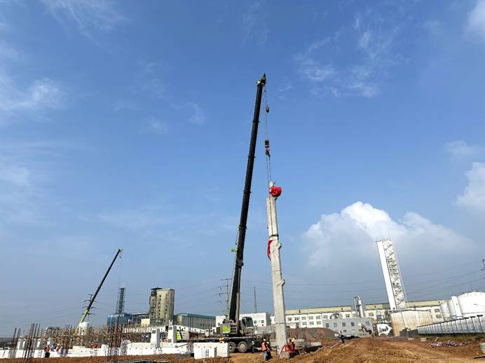 安徽純鈞電解項(xiàng)目首根預(yù)制柱順利吊裝